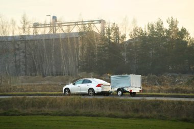 Tatil sırasında treyleri olan bir araba.