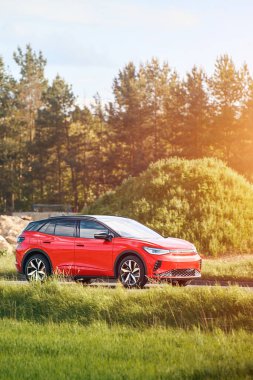 Modern Verimlilik ve Tarzın Gösterisinde Elektrikli Araba Yolda Kayıyor