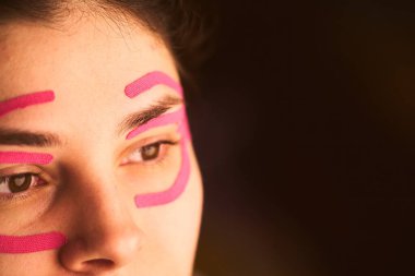 Cilt sağlığı için kineziyoloji yüz bandı yöntemi