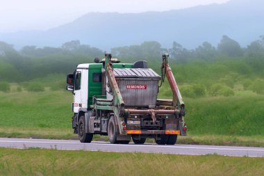 Remondis 12.08.2025 Polonya markalı çöp konteynır kamyonu