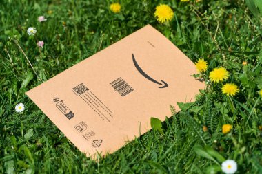 Çimlere yerleştirilen geri dönüştürülmüş karton zarf 05.05.2025 Polonya Avrupa