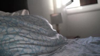 Ilık yatak odası güneşinde köpüklü toz yüzer