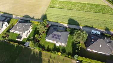 Yeşil orman manzaralı modern müstakil evler