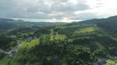 Yeşillik vadide yuva yapmış küçük bir köy