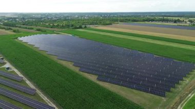 Avrupa kırsalında güneş enerjisi üretim tesisi