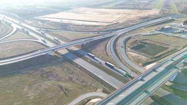 Üstgeçitlerle ve kavisli yollarla kesişen otoyollar