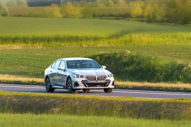 Manzaralı otoyolda giden özel sedan.