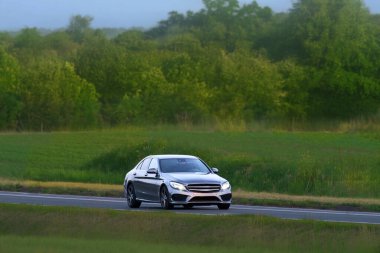 Manzaralı köy yolunda modern yönetici arabası