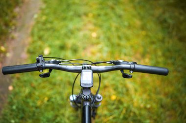 Açık havada bisikletçinin ön görüntüsü