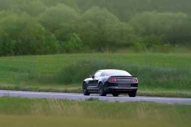 Kırsal kesimde Amerikan kaslı arabasının performansı