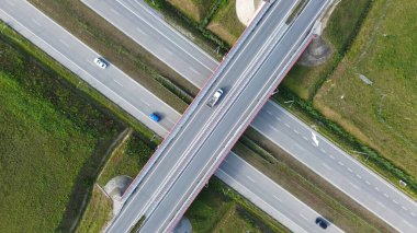 Şehir üstünde yüksek hızlı yolculuk.