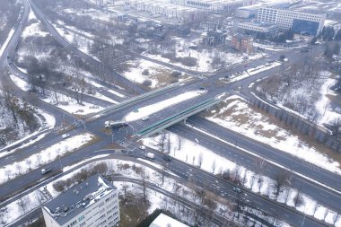 Drone manzaralı otoyol ve karlı manzara