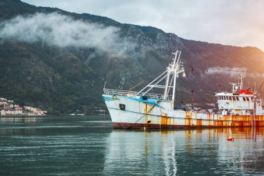 Pas lekeli trol teknesi Kotor körfezinde dinleniyor.