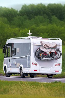 Karavan ve bisikletle kamp macerası.