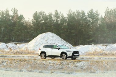 Karlı havada araba kullanan kompakt SUV