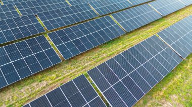 Yeşil kırsal arazinin üzerindeki bulut katmanları