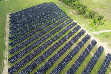 Güneş paneli kurulumunun hava görüntüsü