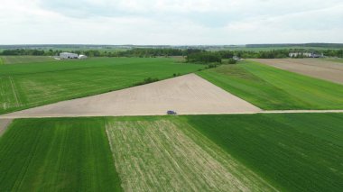 Kırsal yoldaki SUV 'nin üst görüntüsü