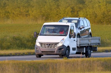 Roadside rescue for disabled white car