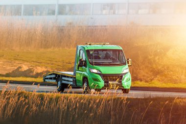 Gün ışığı altında boş araba nakliye kamyonu