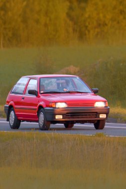 Kırsal kesimde 90 'lardan kalma düşük performanslı araç.