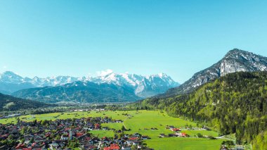 Dağ manzarasında geleneksel Bavyera köyü