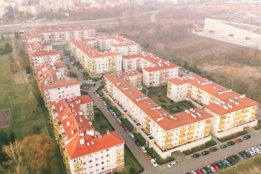 Kırmızı çatıları ve yeşil bahçeleri olan yerleşim yerleri.