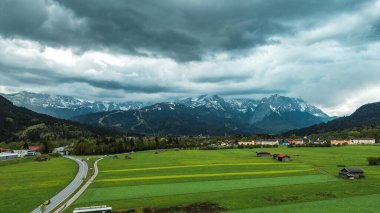 Manzaralı dağlık arazide dağ kulübeleri