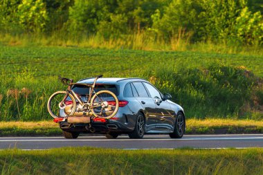 Güneşli yolculukta araç rafında iki bisiklet.