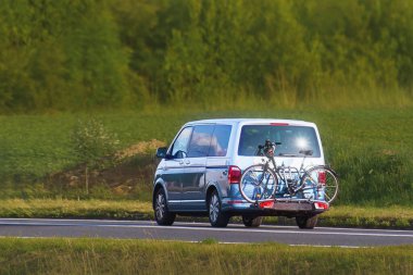 Bisikletler aile tatili sırasında arka taşıyıcıda emniyete alındı
