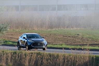 Çevre dostu araba açık arazide seyahat ediyor.