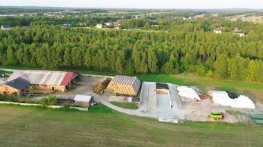 Şafakta çiftlikteki saman balyalarının hava manzarası