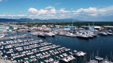 Viareggio, İtalya 'daki çarpıcı marinayı çek..