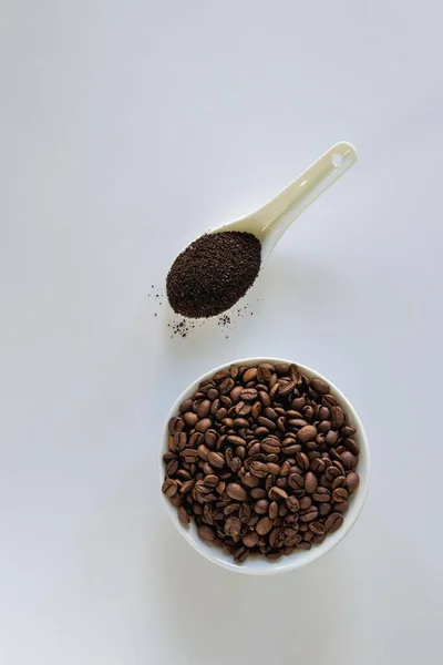 Beyaz Fonda Kahve Çekirdeği Kaşık Dolusu Öğütülmüş Kahve — Stok fotoğraf