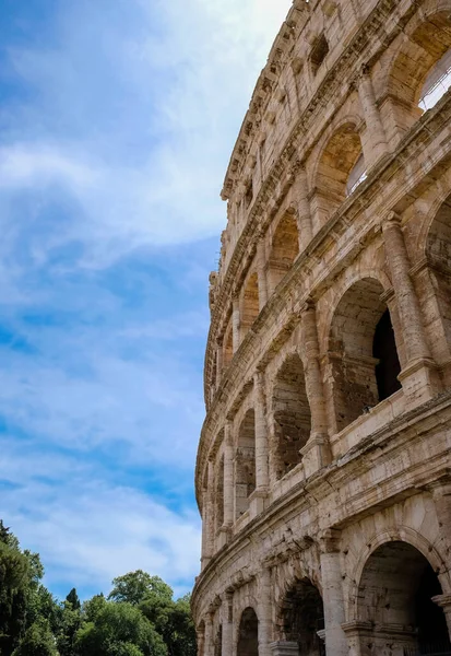 Ancien Colisée Rome Avec Beaux Nuages Dans Ciel Bleu — Photo