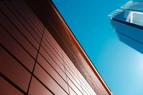 Sombra Forma Gradiente Limpo Azulejos Vermelhos Edifícios Altos Com Céu — Fotografia de Stock