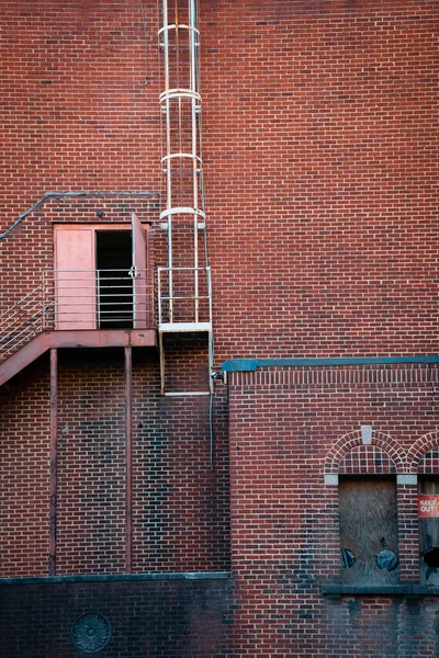 Edifício Tijolo Velho Com Escadas Aço Porta Aberta Charlotte — Fotografia de Stock