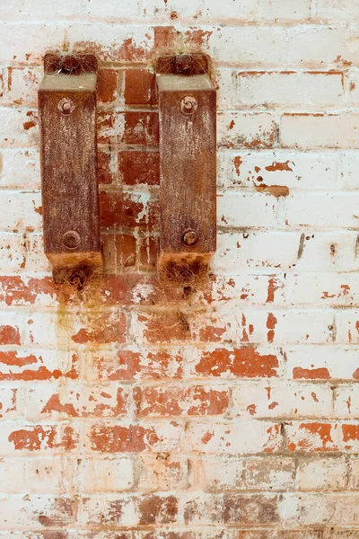 Σκουριασμένα Σιδερένια Στηρίγματα Ιστούς Αράχνης Λευκό Πλυμμένο Τοίχο Από Τούβλα — Φωτογραφία Αρχείου