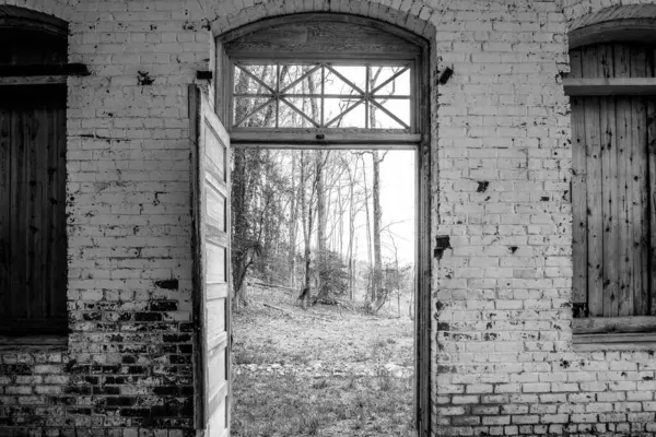 Offene Restaurierte Holztür Zwischen Verschlossenen Fenstern Und Alter Gewaschener Ziegelwand — Stockfoto