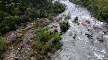 Catawba Nehri 'ndeki kayalar Great Falls, Güney Carolina' daki yeni Whitewater merkezinde..