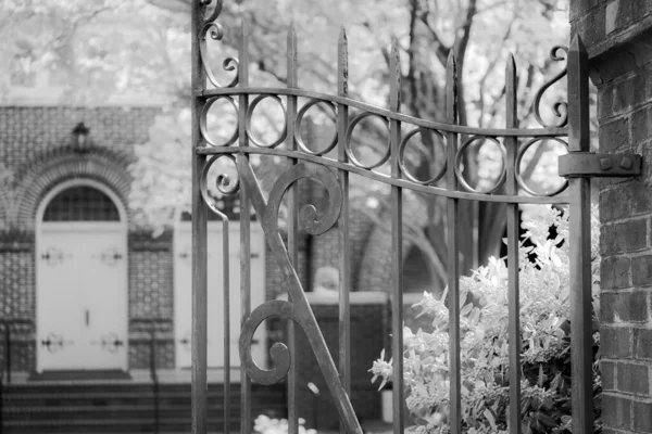 Schmiedeeisernes Tor Offen Und Einladend Den Kirchengarten — Stockfoto