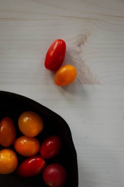 Dökme demir tavada kiraz domatesleri