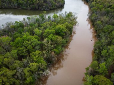 Çamurlu, yavaş hareket eden Catawba nehri yukarıdan