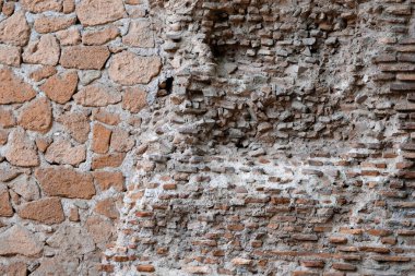 Roma, İtalya 'da daha yeni taşlarla çevrili çöken tuğla