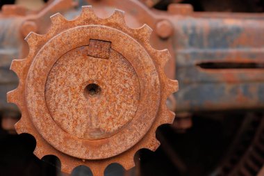 Eski makinelerin bir parçası olarak paslanmış metal dişli.
