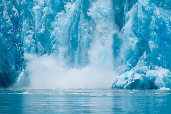 米国アラスカ州のドーズ氷河で氷を彫る — ストック写真