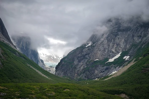 Glaciar Dawes Parcialmente Escondido Valle Con Nubes Pesadas Bajas —  Fotos de Stock
