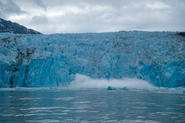 Glaciar Parto Sob Céus Nublados — Fotografia de Stock