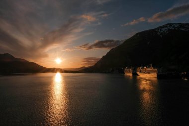 Alaska 'daki Juneau limanına yanaşan yolcu gemilerinin üzerinde güneş batıyor.