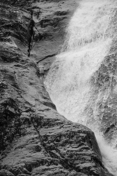 Cascatas Água Para Baixo Rocha Rosto Alasca Preto Branco — Fotografia de Stock